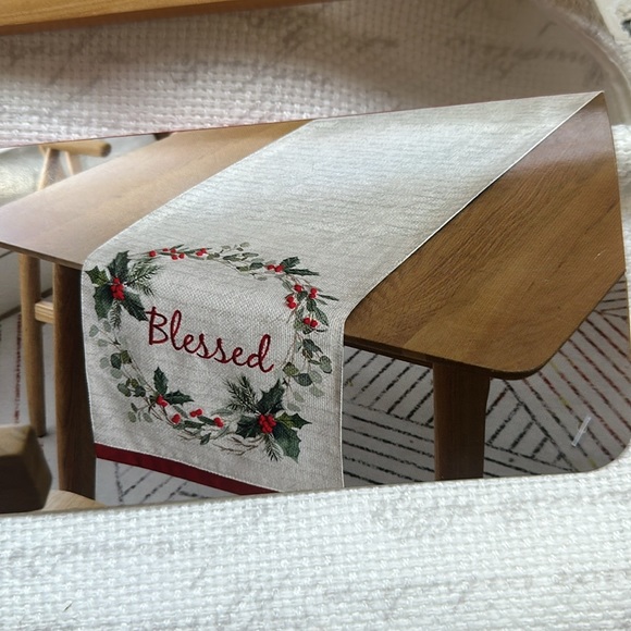 Sleigh Hill Trading Co Table Runner - Picture 2 of 3